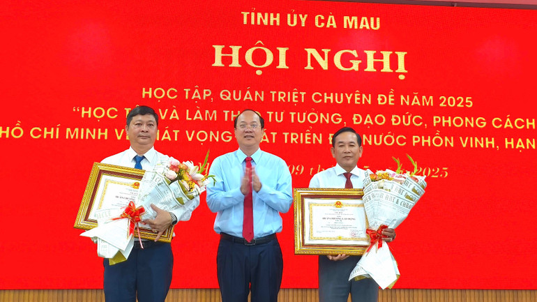 Bí thư Tỉnh ủy Cà Mau Nguyễn Hồ Hải (giữa) trao tặng Huân chương Lao động Hạng Nhì cho 2 cá nhân cán bộ, đảng viên tại hội nghị quán triệt. Bí thư Tỉnh ủy Cà Mau Nguyễn Hồ Hải (giữa) trao tặng Huân chương Lao động Hạng Nhì cho 2 cá nhân cán bộ, đảng viên tại hội nghị quán triệt.