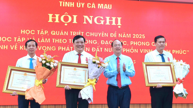 Bí thư Tỉnh ủy Cà Mau Nguyễn Hồ Hải (sơ mi xanh) trao tặng Huân chương Lao động Hạng Ba cho 3 cá nhân là cán bộ lãnh đạo đang công tác tại Cà Mau. Bí thư Tỉnh ủy Cà Mau Nguyễn Hồ Hải (sơ mi xanh) trao tặng Huân chương Lao động Hạng Ba cho 3 cá nhân là cán bộ lãnh đạo đang công tác tại Cà Mau.