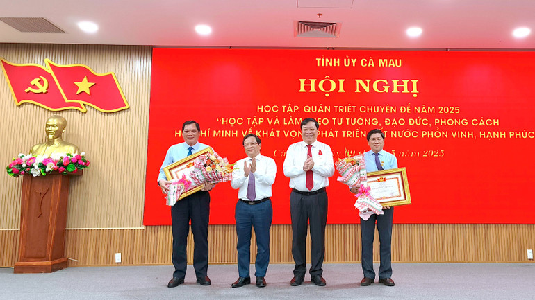 Đại diện lãnh đạo cấp ủy và chính quyền tỉnh Cà Mau trao danh hiệu Chiến sĩ thi đua toàn quốc của Thủ tướng Chính phủ cho Phó Chủ tịch Ủy ban nhân dân tỉnh Lâm Văn Bi (bìa trái) và Lê Văn Sử (bìa phải). Đại diện lãnh đạo cấp ủy và chính quyền tỉnh Cà Mau trao danh hiệu Chiến sĩ thi đua toàn quốc của Thủ tướng Chính phủ cho Phó Chủ tịch Ủy ban nhân dân tỉnh Lâm Văn Bi (bìa trái) và Lê Văn Sử (bìa phải).