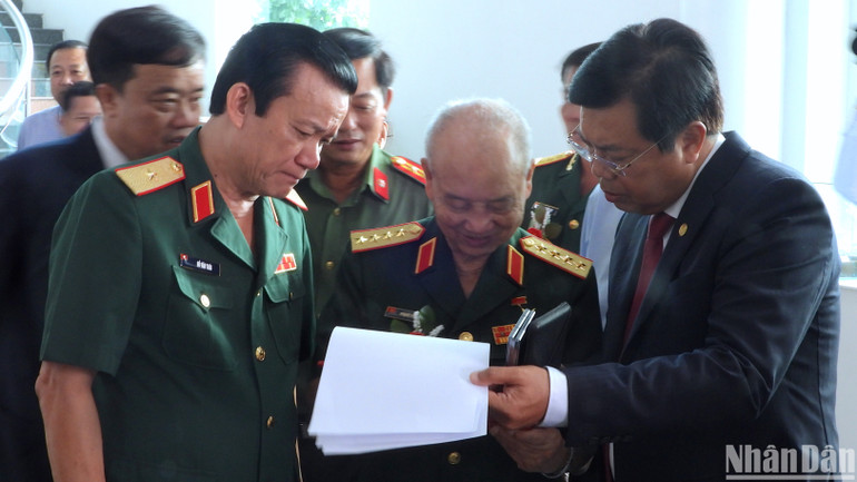 Đại tướng Phạm Văn Trà (giữa) cùng lãnh đạo tỉnh cà Mau và tướng lĩnh Quân khu 9 sưu tra lại tư liệu lịch sử trước thềm lễ kỷ niệm.