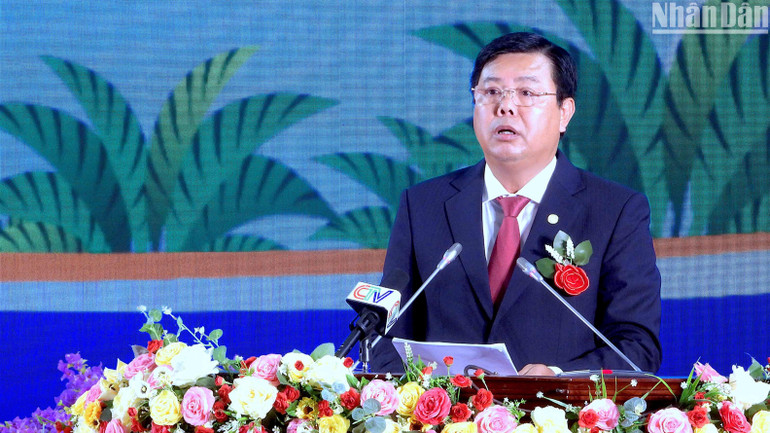 Ủy viên Trung ương Đảng, Bí thư Tỉnh ủy Cà Mau đọc diễn văn ôn lại chiến thắng Đầm Dơi-Cái Nước-Chà Là cách nay 60 năm.