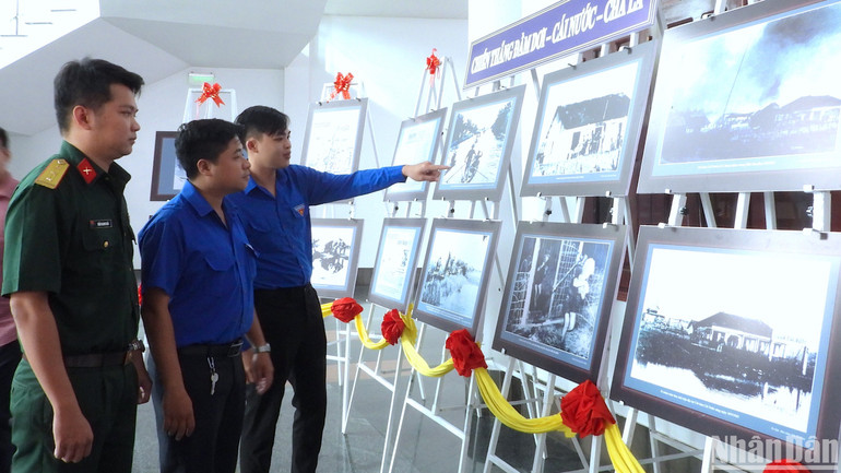 Giới trẻ Cà Mau tham quan tư liệu, hiện vật lịch sử được trưng bày về chiến thắng Đầm Dơi-Cái Nước-Chà Là.