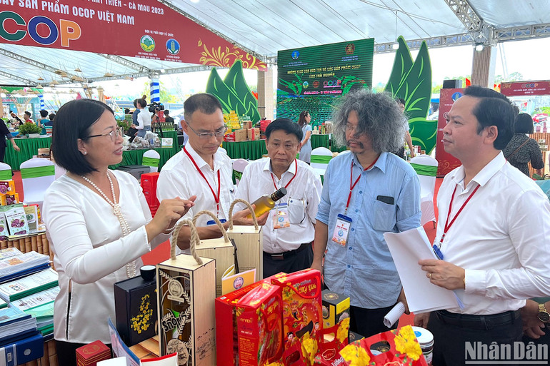 Ban giám khảo kiểm tra gian hàng trưng bày sản phẩm OCOP tiêu biểu tham gia hội thi “Sản phẩm OCOP tiêu biểu vùng đồng bằng sông Cửu Long năm 2023”.