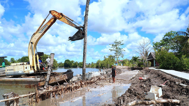 Đơn vị chức năng huyện Phú Tân khẩn trương khắc phục sự cố sụp lún, sạt lở gần cống So Đủa, sớm giúp người dân đi lại thuận lợi.