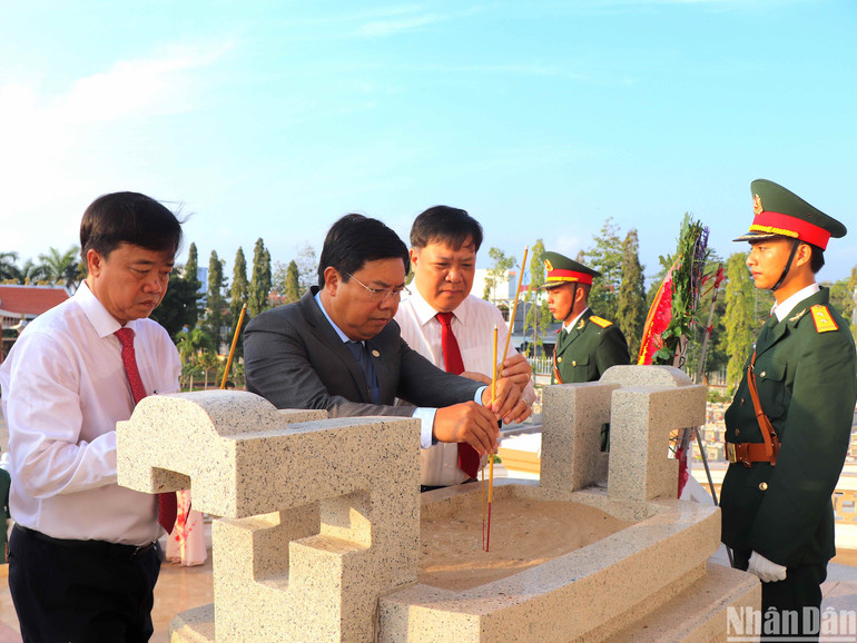 Đại biểu và lãnh đạo tỉnh Cà Mau viếng, dâng hương tại nghĩa trang liệt sĩ tỉnh trước khi tham dự buổi họp mặt.