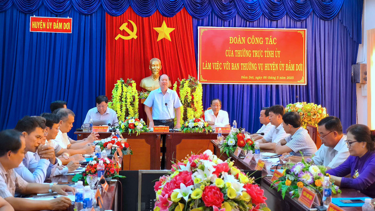 Bí thư Tỉnh ủy Cà Mau Nguyễn Hồ Hải (đứng) phát biểu tại buổi làm việc với Ban Thường vụ Huyện ủy Đầm Dơi chiều 6/5.