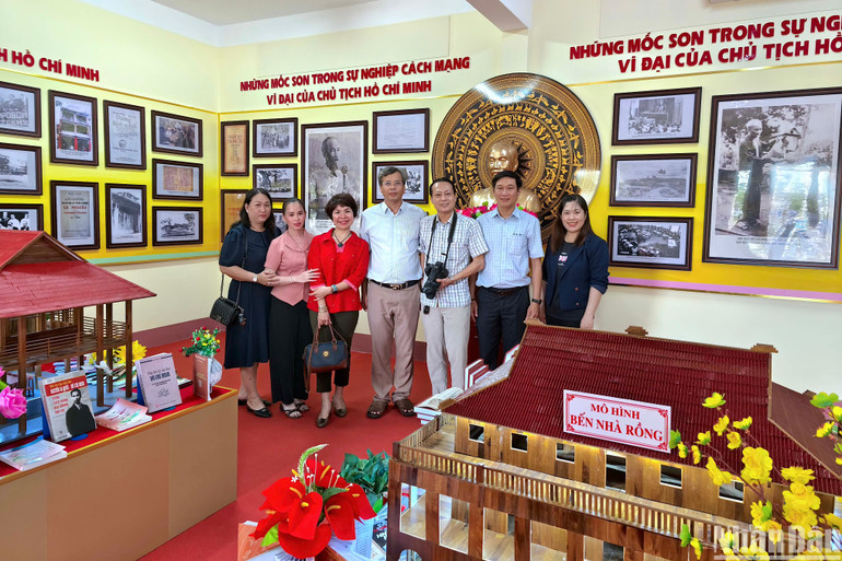 Một góc không gian trưng bày sách khoa học theo chủ đề, thu hút cả giới trẻ và người lớn tuổi tại Trường Trung học cơ sở-Trung học phổ thông Phan Ngọc Hiển (huyện Năm Căn, tỉnh Cà Mau). Một góc không gian trưng bày sách khoa học theo chủ đề, thu hút cả giới trẻ và người lớn tuổi tại Trường Trung học cơ sở-Trung học phổ thông Phan Ngọc Hiển (huyện Năm Căn, tỉnh Cà Mau).