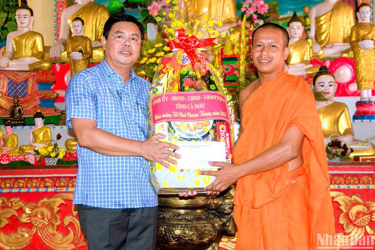 Ủy viên Trung ương Đảng, Bí thư Tỉnh ủy Cà Mau Nguyễn Tiến Hải tặng quà mừng Tết các sư sãi tại chùa Rạch Giồng.