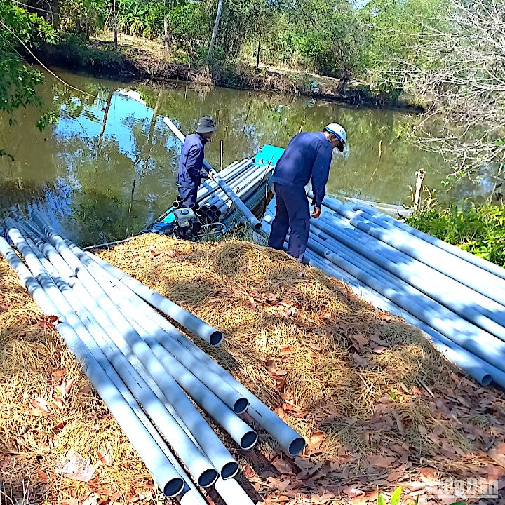 Chuyên chở thiết bị chuyên dụng về mở rộng đường ống để tiếp nước ngọt cho người dân vùng hạn hán tỉnh Cà Mau. Chuyên chở thiết bị chuyên dụng về mở rộng đường ống để tiếp nước ngọt cho người dân vùng hạn hán tỉnh Cà Mau.