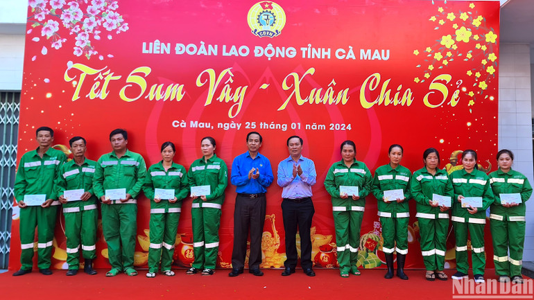 Đại diện Đoàn đại biểu Quốc hội tỉnh Cà Mau trao tặng suất quà cho người lao động, công đoàn viên có hoàn cảnh khó khăn.