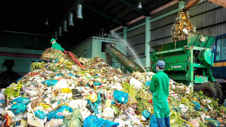 Công nhân vận hành khâu tiếp nhận tại Nhà máy xử lý rác thải thành phố Cà Mau - đơn vị doanh nghiệp liên quan đến 3 bị cáo bị tuyên án tại phiên phúc thẩm ngày 14/3.