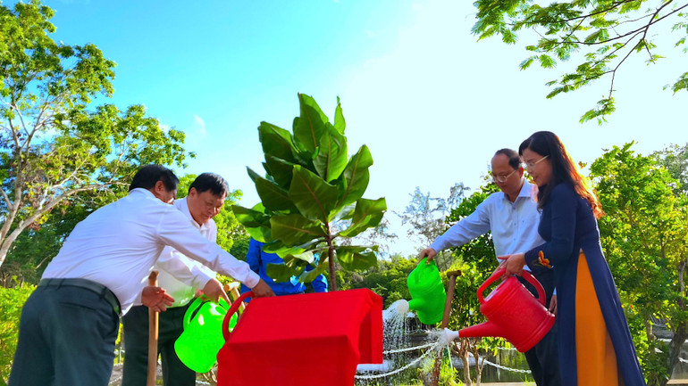 Thường trực Tỉnh ủy Cà Mau trồng cây lưu niệm trong khuôn viên Khu tưởng niệm Chủ tịch Hồ Chí Minh.