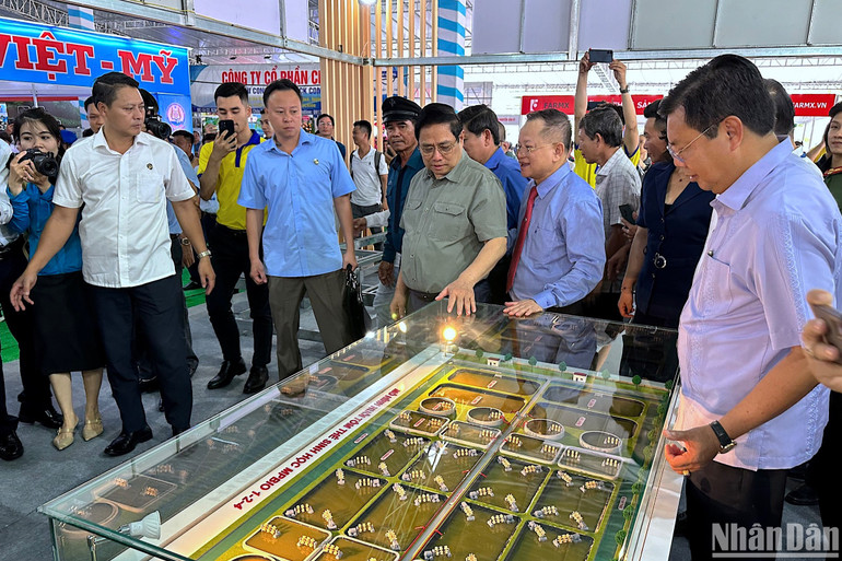 Thủ tướng Phạm Minh Chính tham quan Công nghệ MPBiO (mô hình thu nhỏ) trưng bày tại Festival tôm Cà Mau vào trưa 9/12. Thủ tướng Phạm Minh Chính tham quan Công nghệ MPBiO (mô hình thu nhỏ) trưng bày tại Festival tôm Cà Mau vào trưa 9/12.