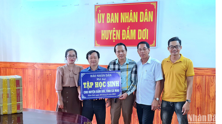 Đại diện chính quyền huyện Đầm Dơi (Cà Mau) tiếp nhận tập được trao tặng từ vận động của Cơ quan Thường trực Báo Nhân Dân tại Cần Thơ và Cà Mau.