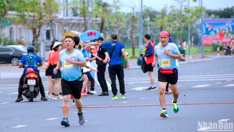 Vận động viên bứt tốc về đích đoạn cuối đường chạy nằm trong nội ô thành phố Cà Mau, tỉnh Cà Mau.