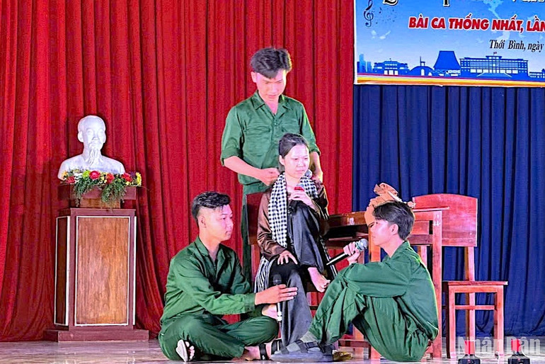 Nhóm học sinh tham gia liên hoan trong trang phục bộ đội Cụ Hồ và cô giao liên với chiếc khăn rằn đậm chất Nam Bộ. Nhóm học sinh tham gia liên hoan trong trang phục bộ đội Cụ Hồ và cô giao liên với chiếc khăn rằn đậm chất Nam Bộ.