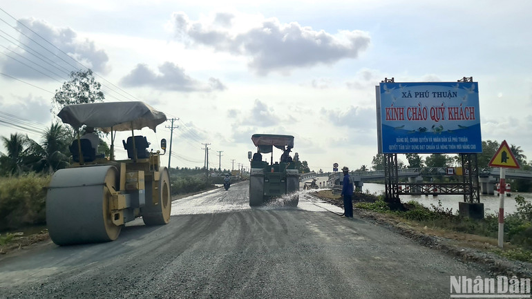 Công trình nâng cấp, mở rộng tuyến đường từ Cái Nước về Vàm Đình và thị trấn Cái Đôi Vàm (Cà Mau) đang được đẩy nhanh tiến độ.