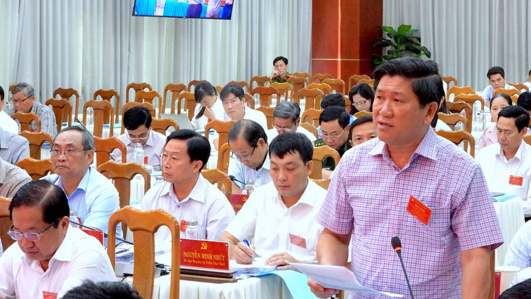 Phó Chủ tịch Ủy ban nhân dân tỉnh Cà Mau Lê Văn Sử tham gia ý kiến tại hội nghị. Phó Chủ tịch Ủy ban nhân dân tỉnh Cà Mau Lê Văn Sử tham gia ý kiến tại hội nghị.