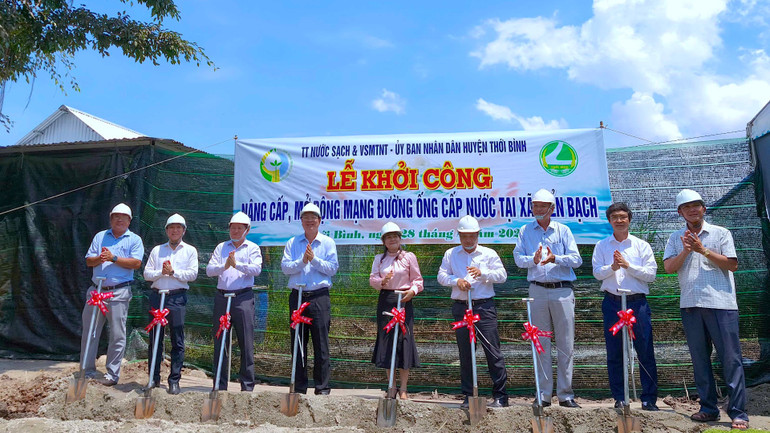 Lãnh đạo Tỉnh ủy, Ủy ban nhân dân tỉnh Cà Mau và chính quyền địa phương thực hiện nghi thức khởi công công trình nâng cấp, mở rộng đường ống cấp nước tại xã Biển Bạch.