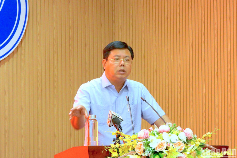 Ủy viên Trung ương Đảng, Bí thư Tỉnh ủy, Chủ tịch Hội đồng nhân dân tỉnh Cà Mau Nguyễn Tiến Hải phát biểu chỉ đạo tại hội nghị.