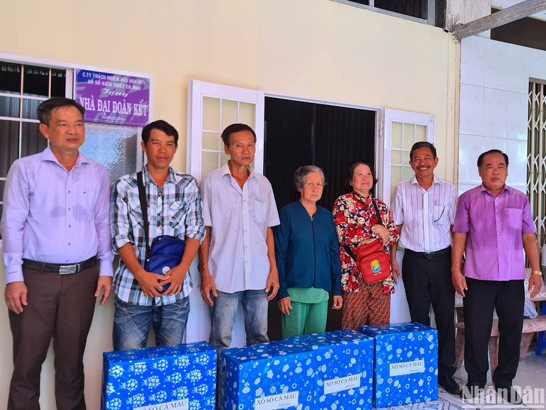 Đại diện Mặt trận Tổ quốc tỉnh Cà Mau và đơn vị đồng hành tặng quà cho các hộ bán vé số dạo trên địa bàn huyện Thới Bình, tỉnh Cà Mau.