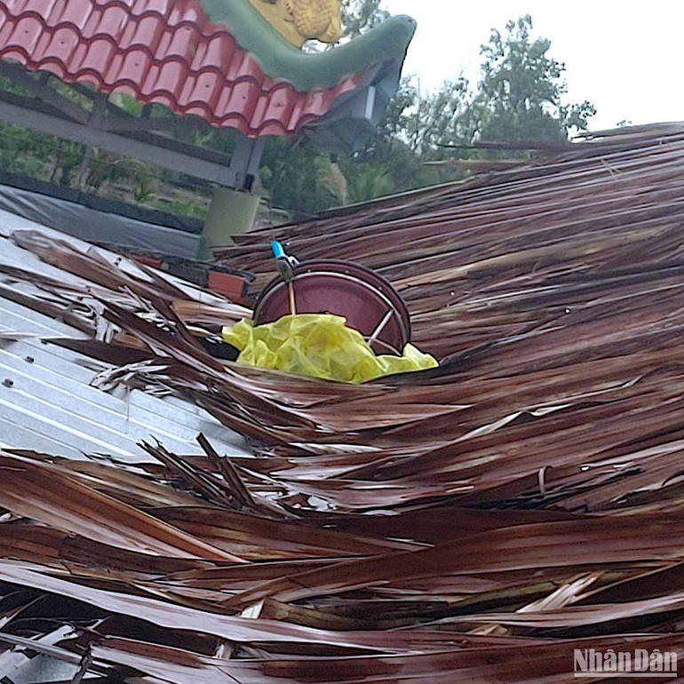 Thiết bị giám sát hành trình trang bị cho tàu cá của ông Nguyễn Văn Út bị phát hiện treo trên nóc nhà dân ở xã Phong Điền, huyện Trần Văn Thời, tỉnh Cà Mau.