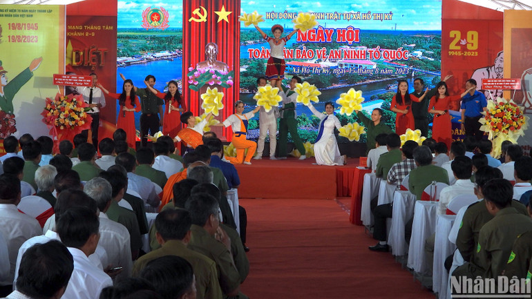 Văn nghệ chào mừng Ngày hội toàn dân bảo vệ an ninh Tổ quốc năm 2023 tỉnh Cà Mau, tổ chức “điểm” tại xã Hồ Thị Kỷ.