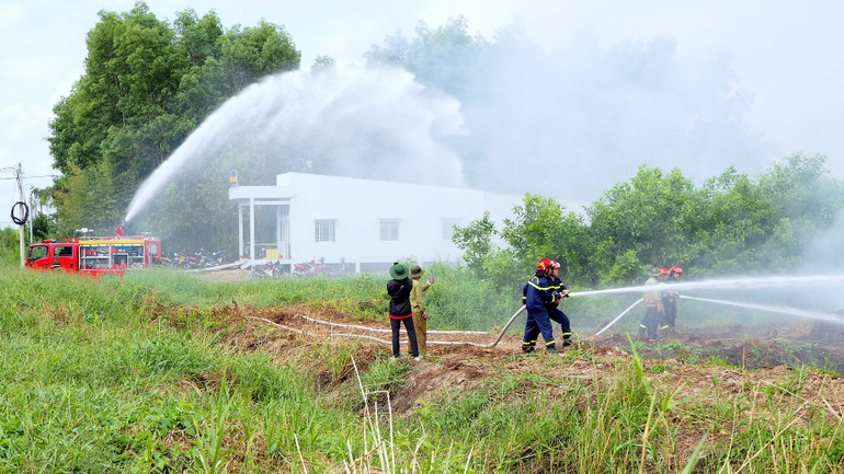 Lực lượng chức năng Cà Mau diễn tập phòng cháy, chữa cháy rừng, giúp thuần thục các thao tác để xử lý tình huống bất ngờ xảy ra.
