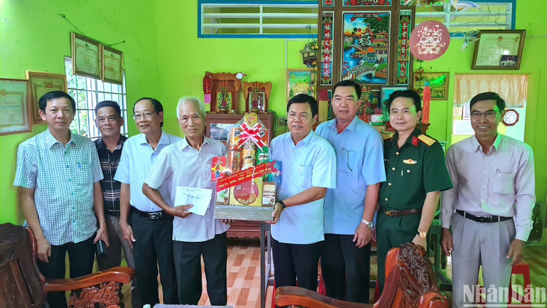 Bí thư Tỉnh ủy và đoàn cán bộ tỉnh Cà Mau tặng quà ông Huỳnh Hữu Quảng, thương binh 4/4, ở ấp Tân Long B, xã Tân Dân. Bí thư Tỉnh ủy và đoàn cán bộ tỉnh Cà Mau tặng quà ông Huỳnh Hữu Quảng, thương binh 4/4, ở ấp Tân Long B, xã Tân Dân.