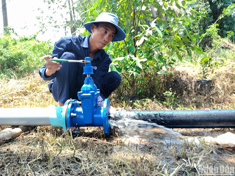 Thi công đấu nối tuyến ống chính công trình nâng cấp, mở rộng đường ống cấp nước tại xã Biển Bạch.