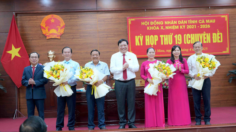 Chủ tịch Ủy ban nhân dân tỉnh Cà Mau Phạm Thành Ngại (giữa) cùng lãnh đạo Hội đồng nhân dân tỉnh tặng hoa chúc mừng bà Nguyễn Thu Tư (thứ ba từ phải sang) được bầu bổ sung Ủy viên Ủy ban nhân dân tỉnh và các đồng chí được miễn nhiệm Ủy viên Ủy ban nhân dân tỉnh.