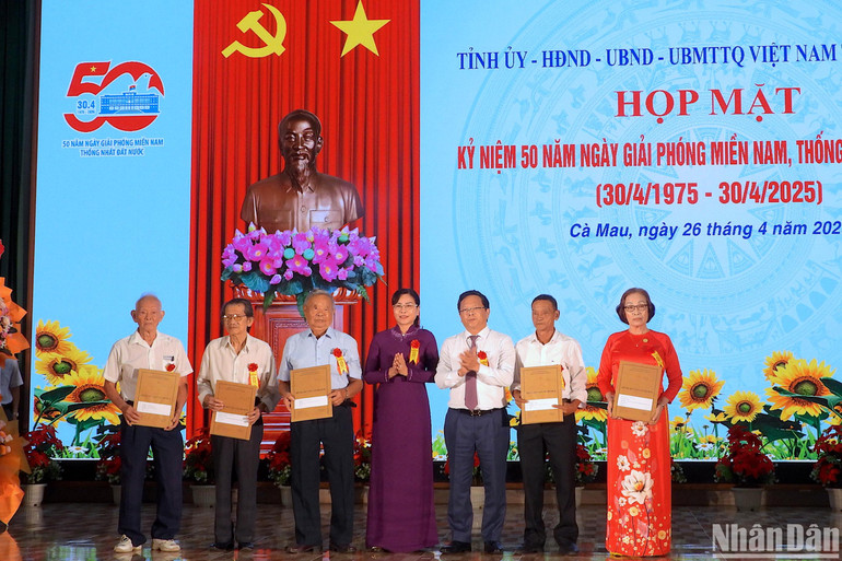Lãnh đạo tỉnh Cà Mau trao hồ sơ, kỷ vật cho các cán bộ đi B nhân buổi họp mặt.