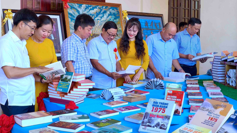 Đại biểu tham quan không gian trưng bày tư liệu lịch sử bên lề buổi họp mặt tại Cà Mau.