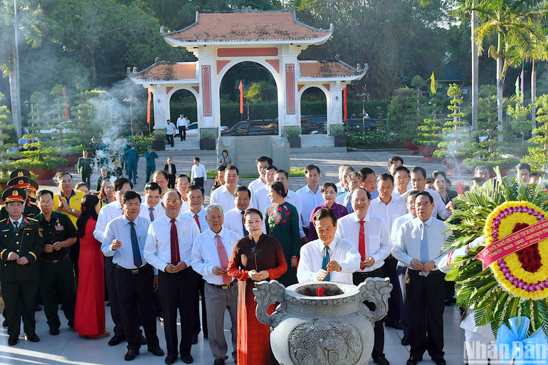 Hoạt động dâng hoa, dâng hương báo công Chủ tịch Hồ Chí Minh tại Cà Mau vào sáng 26/4 ngay trước buổi họp mặt diễn ra.