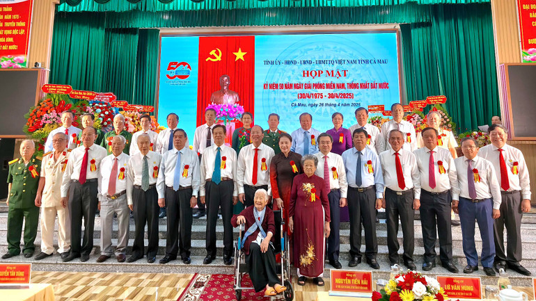 Các đồng chí nguyên là lãnh đạo Đảng, Nhà nước chụp hình lưu niệm với lãnh đạo và nguyên lãnh đạo tỉnh Cà Mau qua các thời kỳ tại buổi họp mặt.