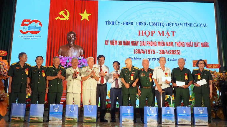 Lãnh đạo tỉnh Cà Mau tặng quà tri ân các nhân chứng lịch sử - những người đã góp phần viết nên trang sử hào hùng đại thắng mùa xuân năm 1975, thống nhất đất nước.