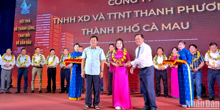 Lãnh đạo tỉnh Cà Mau tặng hoa và quà lưu niệm cho các doanh nhân tiêu biểu năm 2023. Lãnh đạo tỉnh Cà Mau tặng hoa và quà lưu niệm cho các doanh nhân tiêu biểu năm 2023.
