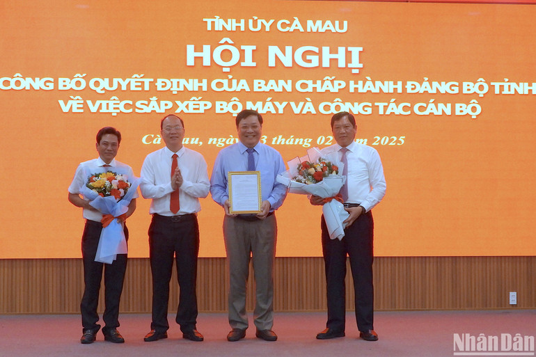 Bí thư Tỉnh ủy Cà Mau (thứ 2 từ trái qua) trao quyết định và tặng hoa chúc mừng các đồng chí Bí thư, Phó Bí thư Đảng ủy Ủy ban nhân dân tỉnh Cà Mau.