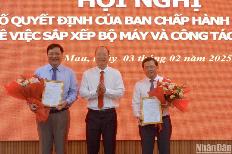 Trao quyết định và tặng hoa chúc mừng Bí thư Đảng ủy các cơ quan Đảng tỉnh Nguyễn Đức Hiển (bìa phải) và Bí thư Đảng ủy Ủy ban nhân dân tỉnh Phạm Thành Ngại (bìa trái).