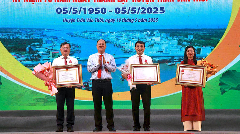 Bí thư Tỉnh ủy Cà Mau Nguyễn Hồ Hải (thứ 2 từ trái qua) trao Huân chương Lao động hạng Ba của Chủ tịch nước cho tập thể, các cá nhân tại buổi lễ. Bí thư Tỉnh ủy Cà Mau Nguyễn Hồ Hải (thứ 2 từ trái qua) trao Huân chương Lao động hạng Ba của Chủ tịch nước cho tập thể, các cá nhân tại buổi lễ.