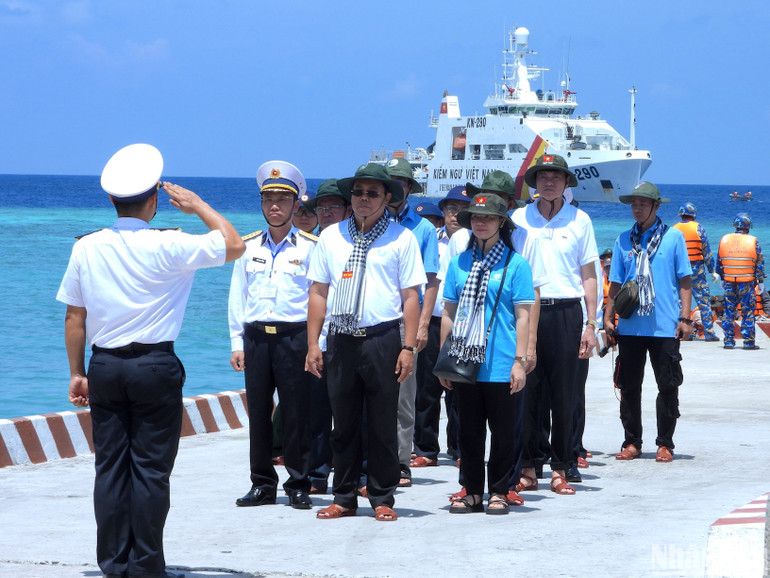 Cán bộ, chiến sĩ đảo Len Đao đón đoàn công tác số 16 lên thăm đảo.