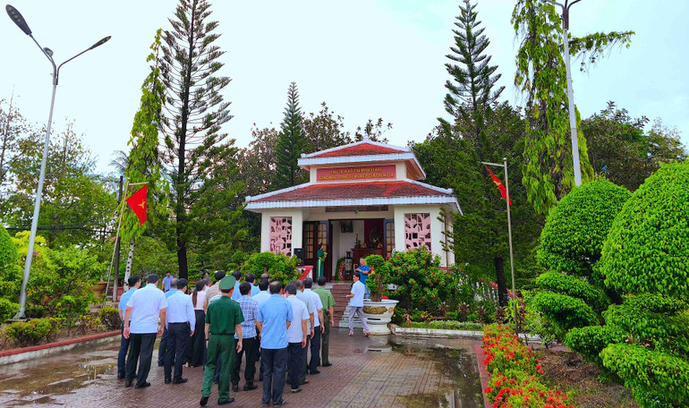 Lãnh đạo tỉnh Cà Mau và huyện Cái Nước dâng hoa, dâng hương Đền thờ Chủ tịch Hồ Chí Minh trên địa bàn thị trấn Cái Nước.