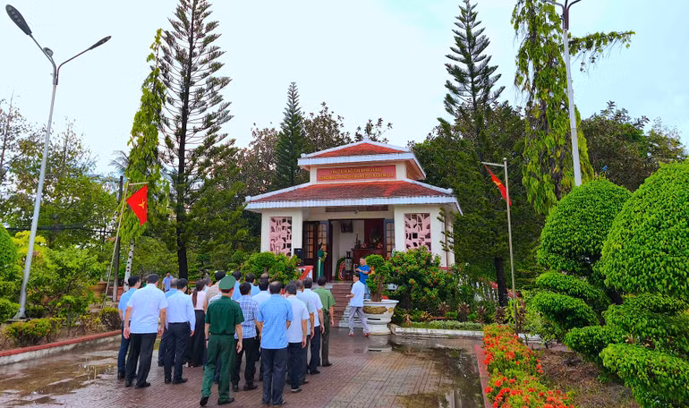 Lãnh đạo tỉnh Cà Mau và huyện Cái Nước dâng hoa, dâng hương Đền thờ Chủ tịch Hồ Chí Minh trên địa bàn thị trấn Cái Nước.