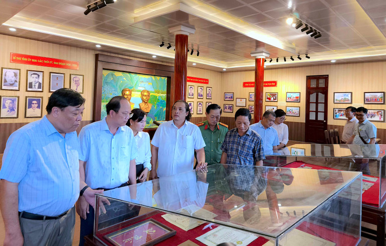 Bí thư Tỉnh ủy Cà Mau Nguyễn Hồ Hải (thứ 2 từ phải qua) và Chủ tịch Ủy ban nhân dân tỉnh Phạm Thành Ngại (bìa phải) tham quan khu trưng bày hiện vật lịch sử tại khu di tích Căn cứ Tỉnh ủy Lung Lá-Nhà Thể (xã Thạnh Phú, huyện Cái Nước).