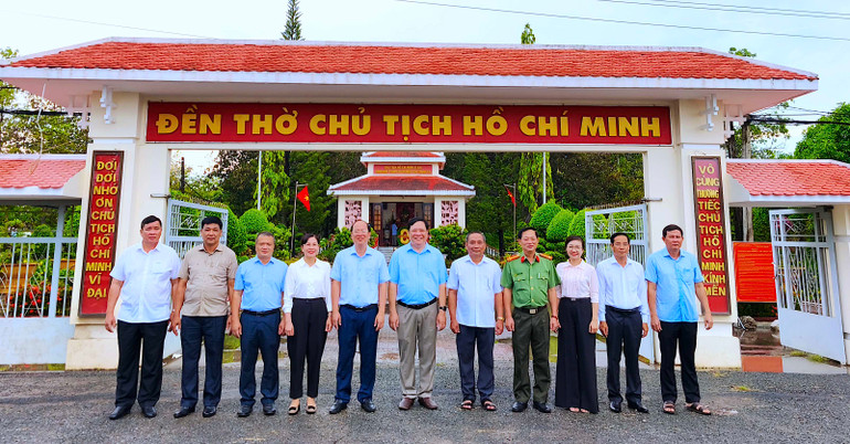 Lãnh đạo Tỉnh ủy và Ủy ban nhân dân tỉnh Cà Mau chụp hình lưu niệm với Ban Thường vụ huyện Cái Nước khi đến viếng Đền thờ Chủ tịch Hồ Chí Minh trên địa bàn thị trấn Cái Nước.