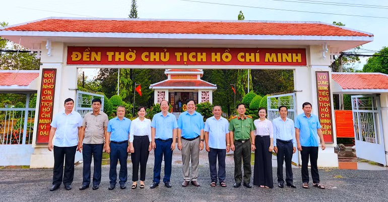 Lãnh đạo Tỉnh ủy và Ủy ban nhân dân tỉnh Cà Mau chụp hình lưu niệm với Ban Thường vụ huyện Cái Nước khi đến viếng Đền thờ Chủ tịch Hồ Chí Minh trên địa bàn thị trấn Cái Nước.