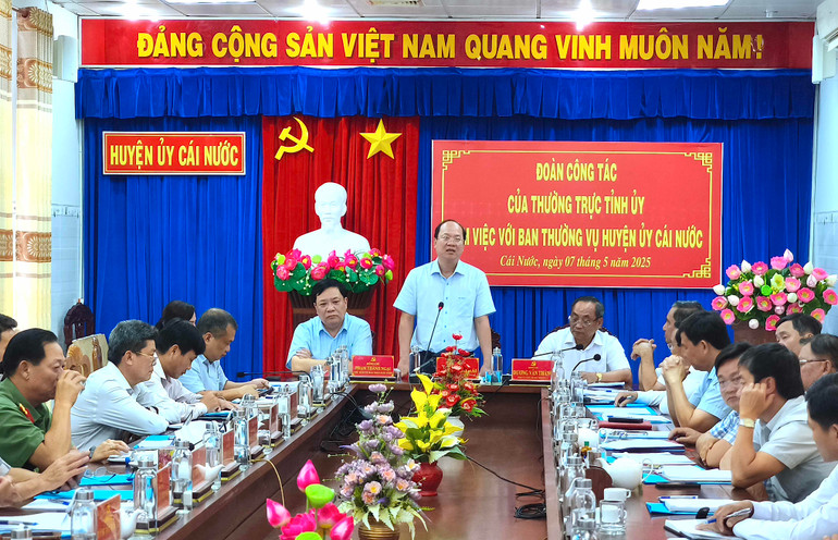 Bí thư Tỉnh ủy Nguyễn Hồ Hải (đứng) phát biểu tại buổi làm việc với Ban Thường vụ Huyện ủy Cái Nước chiều 7/5.