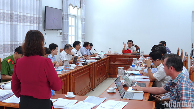 Bí thư Tỉnh ủy Cà Mau chủ động giơ tay để giải thích, làm rõ những khúc mắc mà công dân đặt ra tại buổi tiếp công dân.