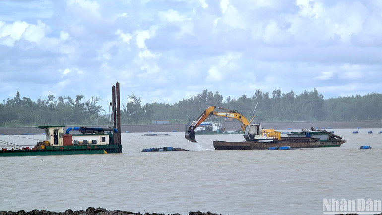 Nhờ đôn đốc Ủy ban nhân dân tỉnh và chủ đầu tư, công trình hồ chứa nước ngọt ở miệt rừng U Minh hạ thi công bất kể thời tiết xấu.