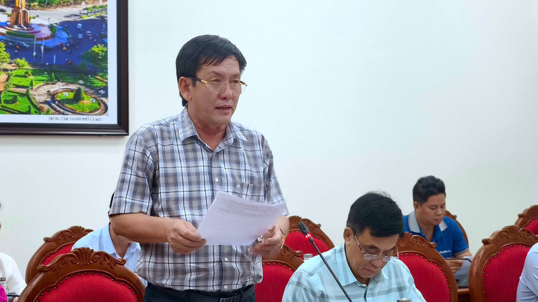 Giám đốc Sở Xây dựng tỉnh Cà Mau Dư Minh Hùng trình bày phương án bố trí trụ sở làm việc và nhà công vụ khi hợp nhất tỉnh Cà Mau.